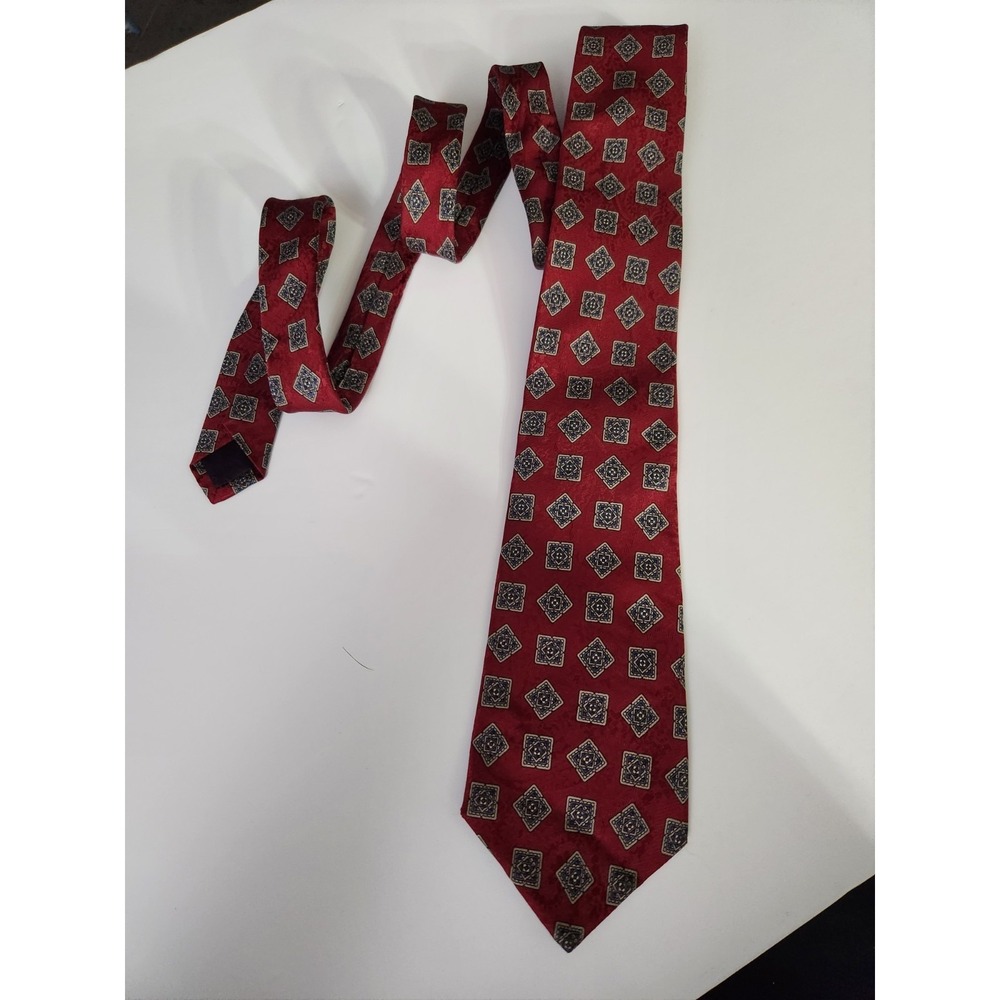 Van Heusen 417 Silk Mens Red Blue Gold Geometric Pattern Classic Neck Tie